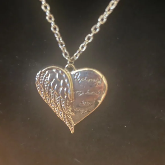 A piece of my heart has wings necklace - Picture 2 of 3
